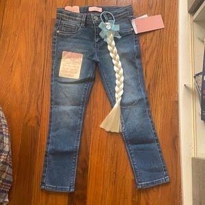 Squeeze skinny jean with hair accessory.